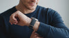Vidéo_d_un_homme_regardant_sa_montre
